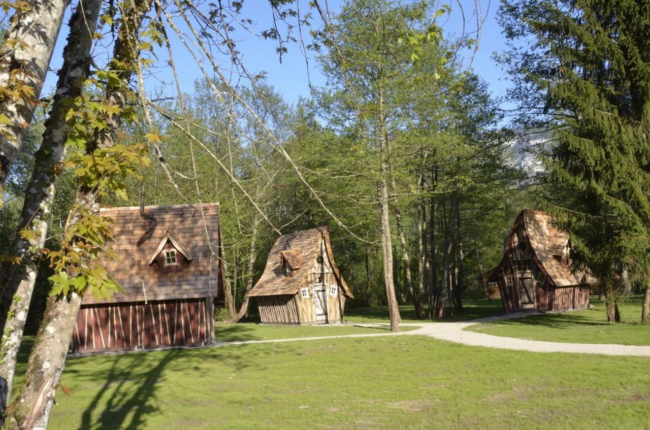 Cabanes D'Aiguebelette Saint-Alban-de-Montbel Экстерьер фото